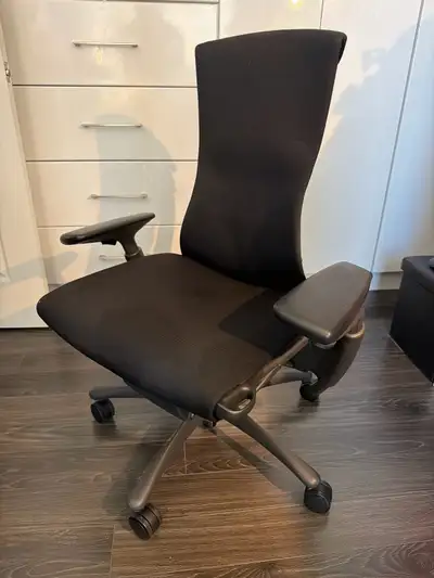 Experience superior comfort with this pre-owned Herman Miller Embody ergonomic office chair, specifi...