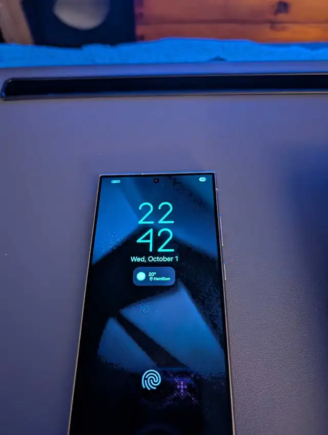 Samsung Galaxy s24 Ultra (Unlocked) in Cell Phones in Hamilton - Image 2