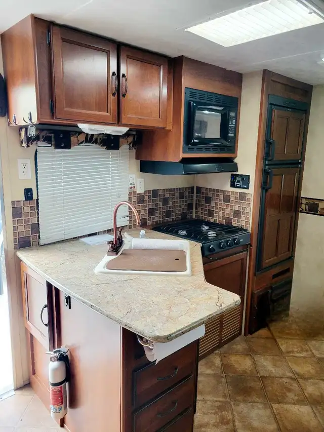 Rare find!! wheelchair accessible trailer in Travel Trailers & Campers in Terrace - Image 10
