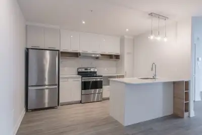 beau et lumineux grand espace de rangement et super balcon avec soleil toute la journée ! situé à 10...
