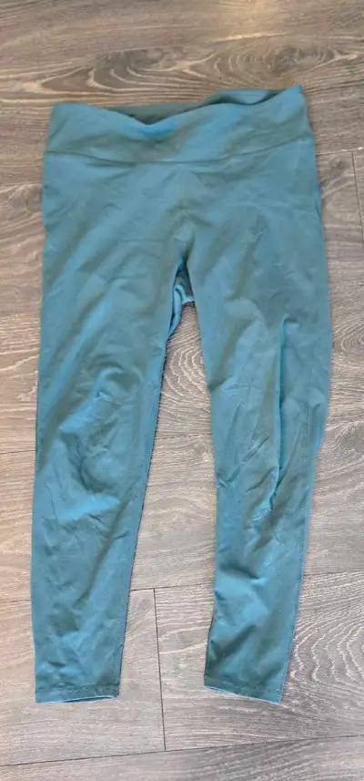 These are Fabletics active leggings in a size medium, offering both comfort and style for your worko...