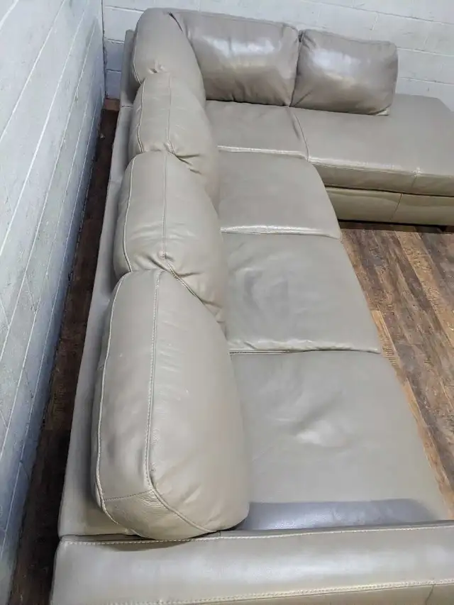 Natuzzi leather sectional. FREE DELIVERY in Couches & Futons in City of Toronto - Image 8