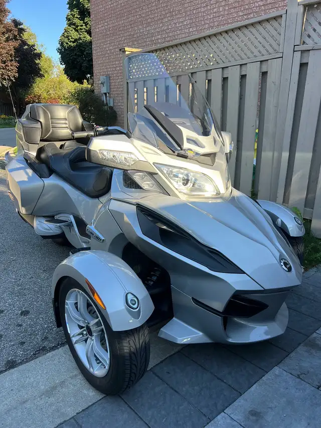 2010 CanAm Spyder RT, 5 Speed Manual, Low kms in Touring in Mississauga / Peel Region - Image 2