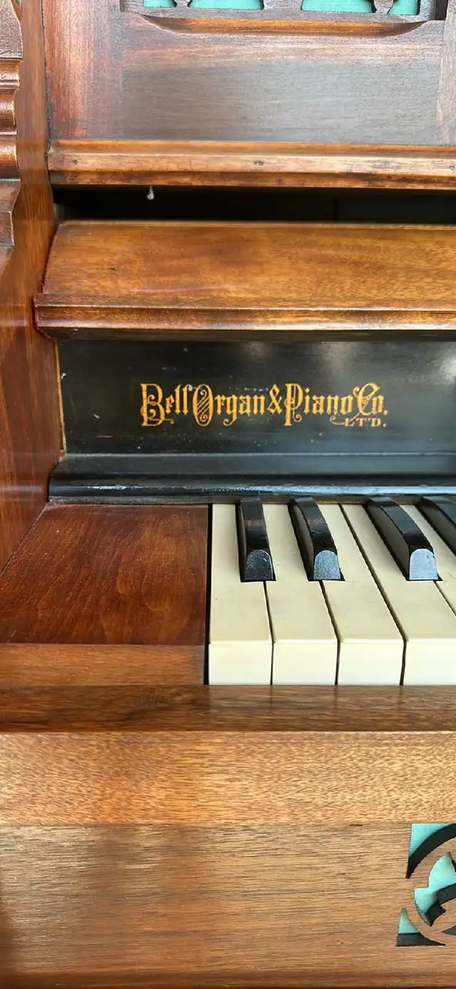 Antique Pump Organ & Original Clawfoot Stool – Fully Wor in Pianos & Keyboards in Kawartha Lakes - Image 3