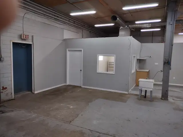 Commercial Trade Shop or Warehouse in Commercial & Office Space for Rent in London - Image 3