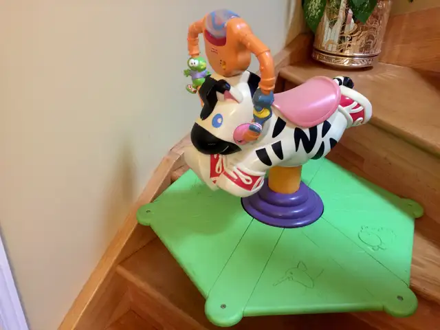 Fisher Price Bounce and Spin Unicorn Stationary Ride-On Toys in Toys in City of Montréal - Image 2