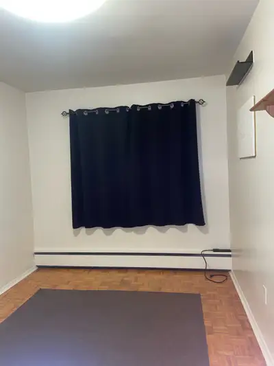 This cozy, clean bedroom is available for rent and is in excellent condition, offering a peaceful sp...