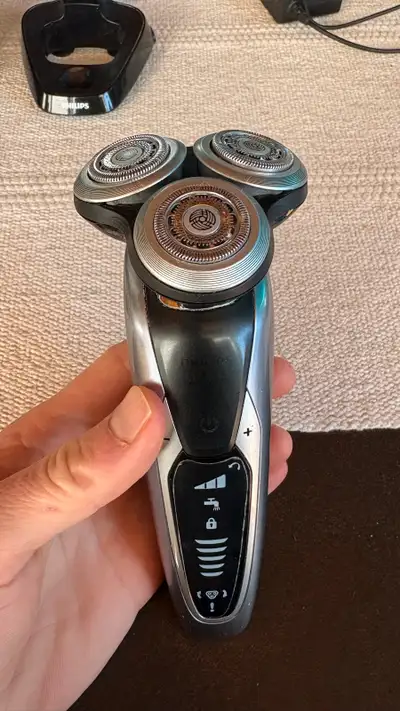 This Philips Series 9000 S9311 electric shaver provides a close and comfortable shave, featuring V-T...