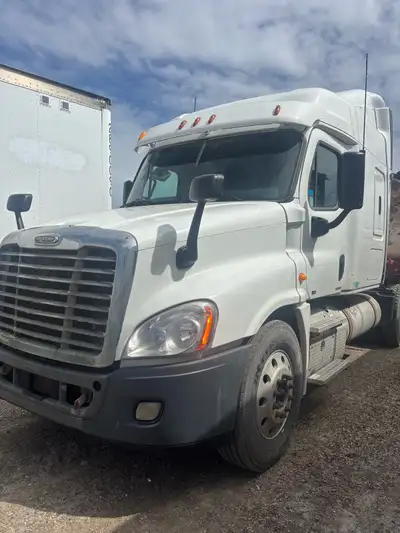 2012 casscadia mid roof D13Deleted 13sp 12-40 rears new seats Brakes 80% Must sell make me a reasona...