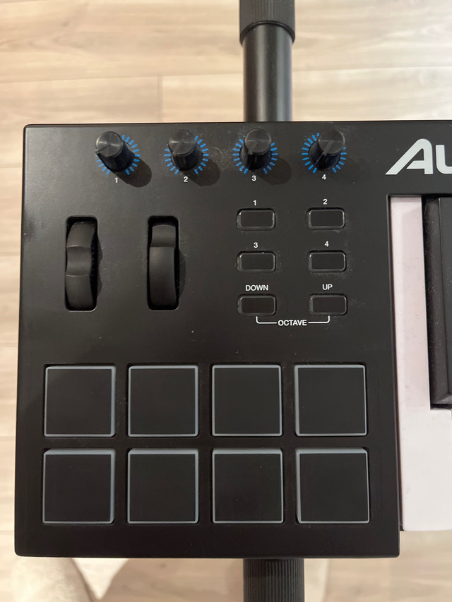 *MIDI* Keyboard Alesis V49 + Support  dans Pianos et claviers  à Laval/Rive Nord - Image 3