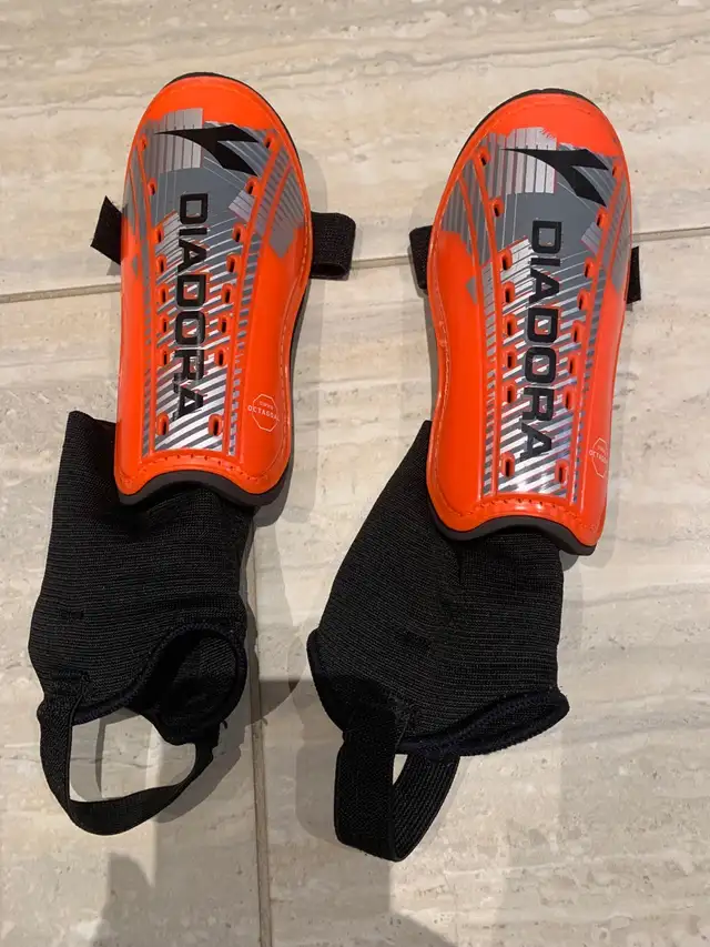 Diadora kids medium soccer shin guard  in Soccer in London - Image 2