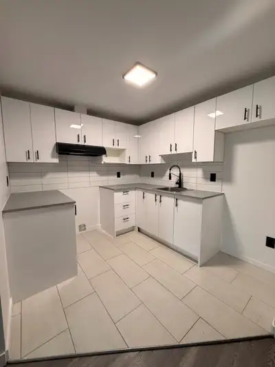 Appartement Rénové , air climatisé, l’eau chaude et chauffage inclus Cuisine rénové en acrylique ave...
