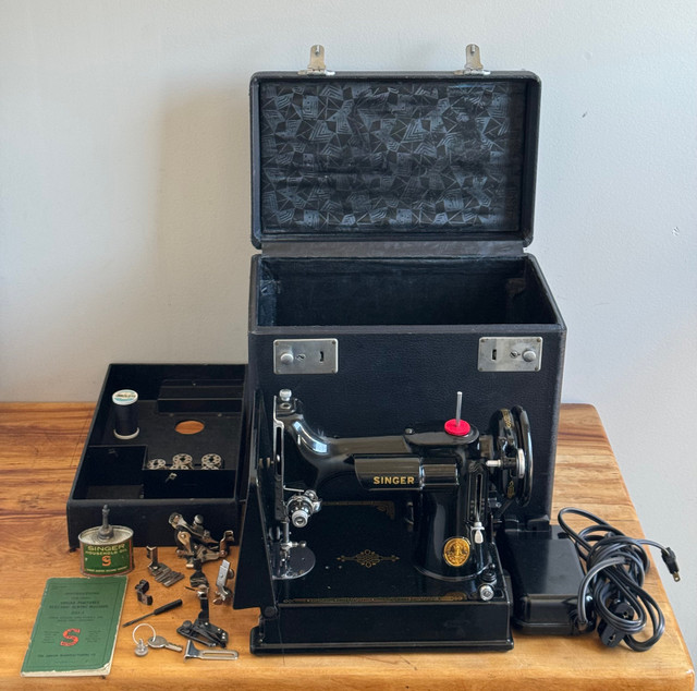 SINGER FEATHERWEIGHT 221 in Hobbies & Crafts in Guelph