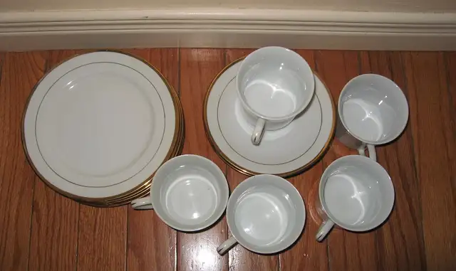 White Dinnerware Sets / Plates with Gold Rim / Flatware in Kitchen & Dining Wares in City of Toronto - Image 10
