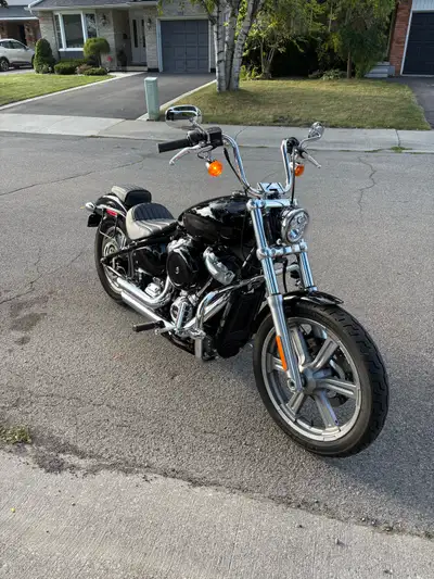 ***STILL HAS EXTENDED WARRANTY*** 6700 Kms. All service records. Willie G foot pegs, saddle bag brac...