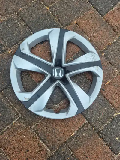 Honda hubcap ..oem $10