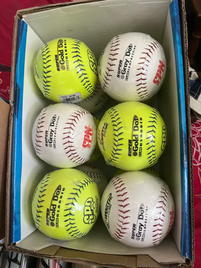 Softballs, bats and gloves in Baseball & Softball in Kingston - Image 3