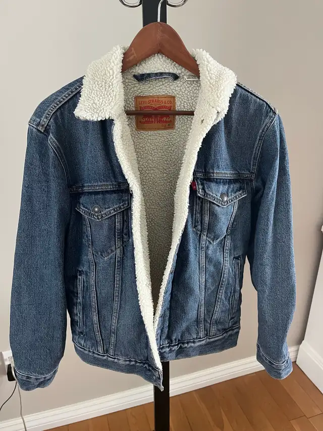 Levi's Sherpa Trucker Jacket- men’s size Small in Men's in Barrie - Image 5