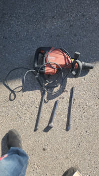 hilti te 70 demmo hammer comes with 3 chissell bits 685