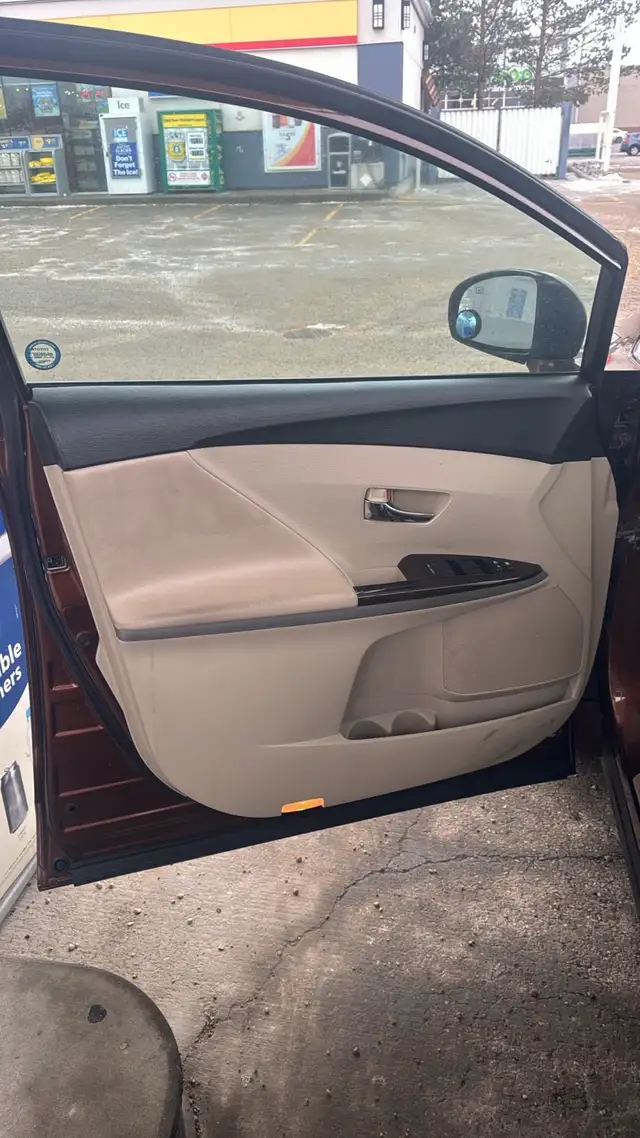 Toyota VENZA 2010 for sale  in Cars & Trucks in Edmonton - Image 7