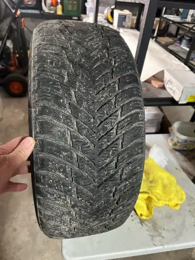 Bonjour j'ai 4 pneus d'hiver à vendre. Ils sont presque neuf utiliser 4 mois cette hiver. Nous avons...