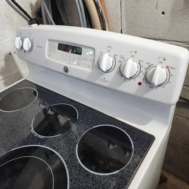 GE electric adora oven glass cook top White stove in Stoves, Ovens & Ranges in Oakville / Halton Region - Image 4