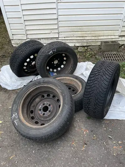 Pneus d’hiver sur rim 205/55/16 Deux sont des Nokian Hakkapeliitta 8, 7/32 Les deux autres sont des...