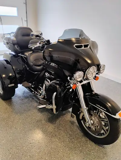 TRIKE HARLEY DAVIDSON 2018 AVEC GARANTIE PROLONGER DE 3000.00$ JUSQU'UN MAI 12 2027, GUIDON DE 12 PO...