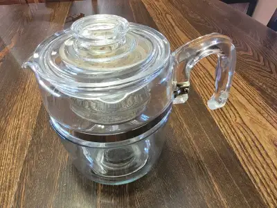 This vintage Pyrex 9-cup glass percolator coffee pot is in excellent condition. Perfect for those wh...