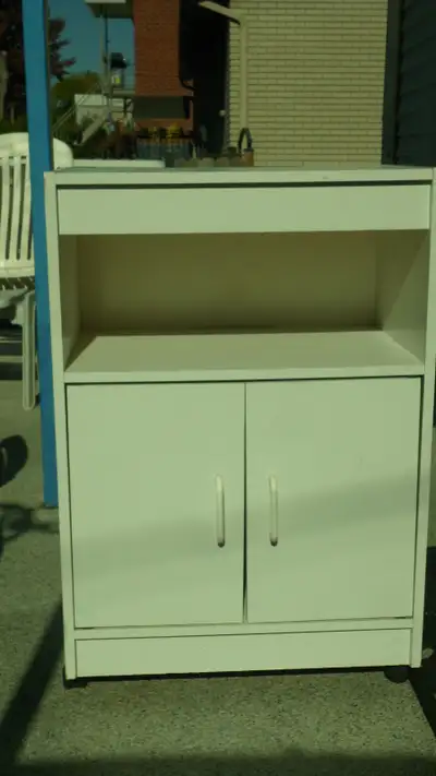 meuble blanc tout usage sur roulettes $30.  bonne condition., View more