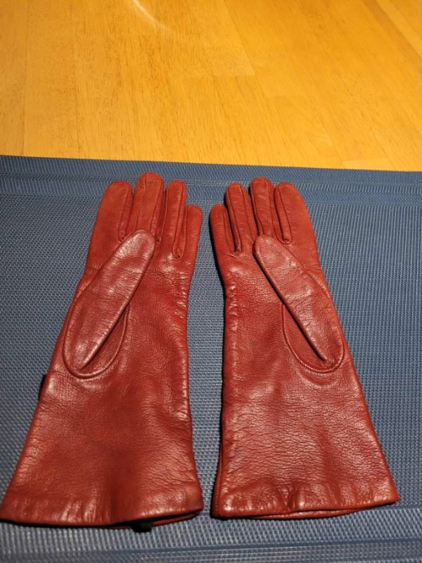 Gants rouges de la Roumanie en cuir COMME NEUFS dans Autre  à Saint-Hyacinthe - Image 2