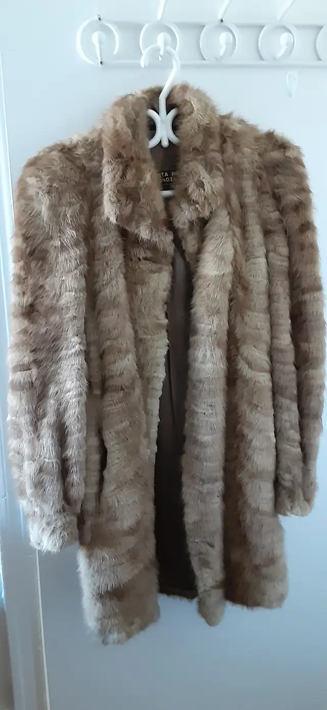 Manteau de fourrure / fur coat in Women's - Tops & Outerwear in City of Montréal - Image 2