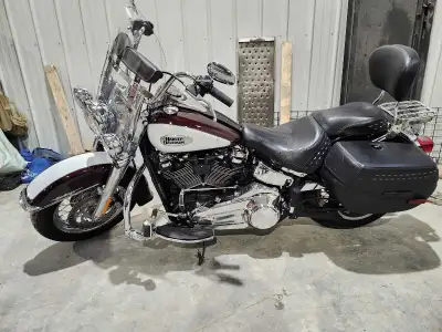 2021 Harley Davidson Softtail Heritage Classic. It comes with saddlebags that can be locked, and has...