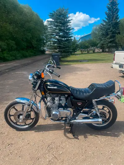 1980 Kawasaki Motorcycle Very nice condition, only 10,456 KMs. Everything works as it should. New ti...