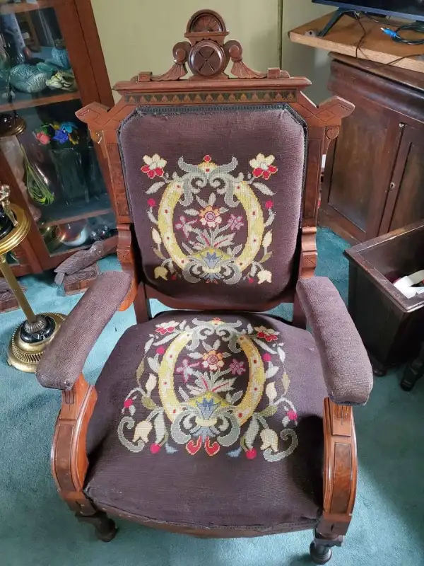 Antique 1880s Victorian Eastlake Carved Walnut Chair in Chairs & Recliners in City of Toronto - Image 6
