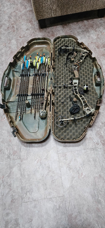 COMPOUND BOW WITH CASE AND ARROWS FOR SALE in Other in Yarmouth - Image 4