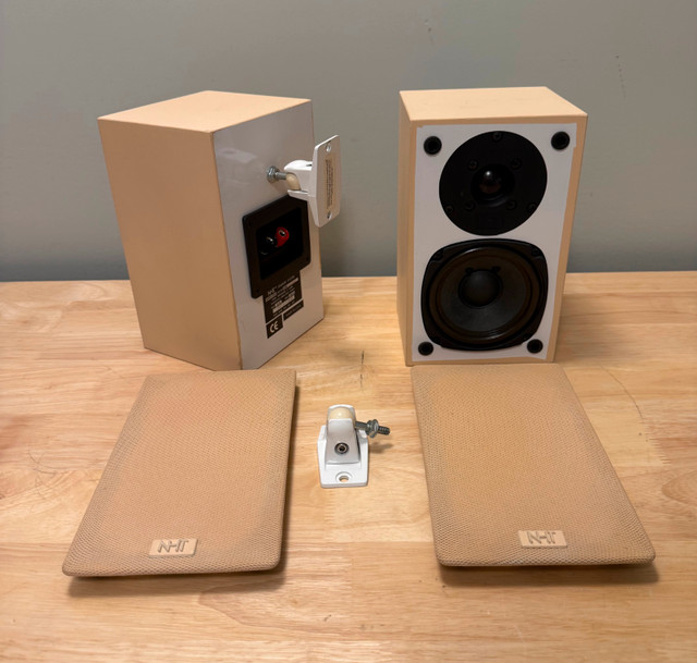 NHT SuperZero Bookshelf Speakers with Wall Brackets in Speakers in St. Catharines - Image 4