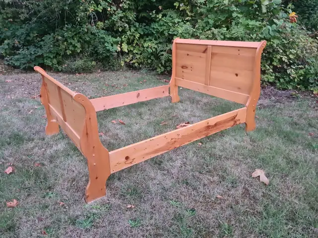 Wooden Queen Size Sleigh Bed in Beds & Mattresses in Cowichan Valley / Duncan - Image 5