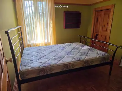 Lit double avec matelas (prix non négociable), View more