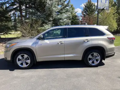 Selling my 2016 Toyota Highlander Hybrid Limited AWD, fully loaded options and well-maintained. Colo...