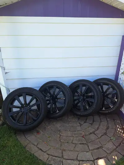 Avec pneus d’hiver Michelin XCE SNOW 19 pouces. Servi 2 hivers , peu de millage Marque: ART Réplicat...