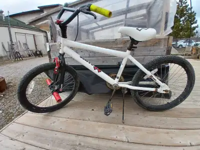 This is a used white boys bike with front brakes, perfect for your young cyclist! It's in good condi...