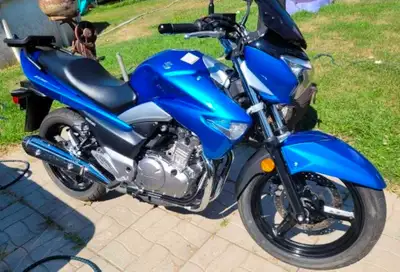 Suzuki GW250 2015 avec seulement 7 900 km. Moto extrêmement propre, très bien entretenue (514)217-06...