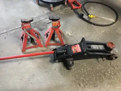 Motomaster 2 Ton hydraulic jack. 2 - 2 Ton jack stands Used. Good shape.