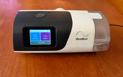 ResMed AirSense 11 AutoSet en excellent état. Seulement 149,4 heures de fonctionnement (photo à l’ap...