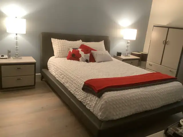 Base de lit en cuir - Lit QUEEN in Beds & Mattresses in Longueuil / South Shore - Image 3