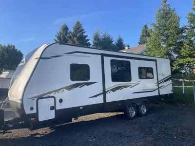Je vends ma roulotte, 27 pieds de plancher toute équipée et prête à vous suivre dans vos activités d...