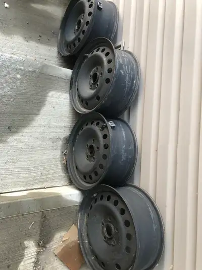 Four 17 inch steel rims in excellent condition with TPMs. 5×120 bolt patteren, center bore is 64.1mm...