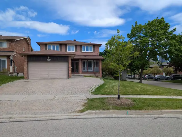 Bayview & Hyw7: 2 Bed_2 Bath_Separate Entrance_Laundry_Storage