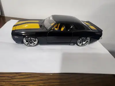 Get your hands on this stunning Jada Big Time Muscle 1969 Camaro Z28 in 1:24 scale, featuring a slee...